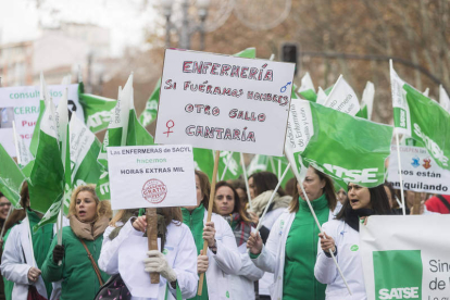 Los enfermeros en una concentración ante la Consejería de Sanidad en Valladolid. DOS SANTOS