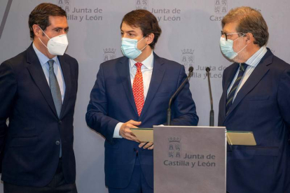 Garamendi, Fernández Mañueco y Aparicio, ayer en la presentación del plan. SANTI OTERO