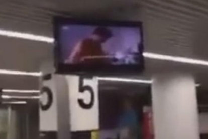 Un pasajero grabó el momento en que el monitor emitía una película porno.