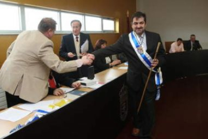 El concejal leonesista Isidoro García saluda a Juan Carlos Hidalgo, tras ser investido como nuevo al