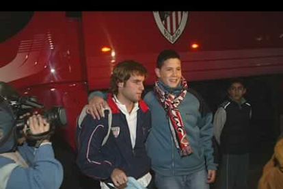 Tiko posa junto a un joven aficionado, ataviado con la bufanda de su equipo.