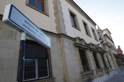 Entrada de la Audiencia Provincial de León. RAMIRO