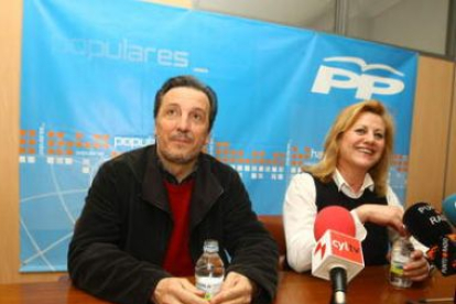 Pedro Muñoz y Mar González, ayer en la sede del PP en Ponferrada.