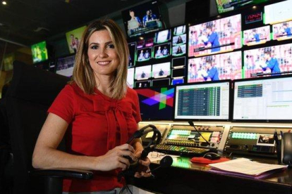 La periodista Danae Boronat, rimera mujer que transmite un partido de fútbol en la tele.