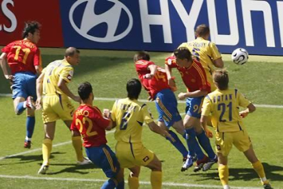 España se encontró con el partido de cara cuando, a los diez minutos, Xabi Alonso cabeceó mal que bien un córner y anotaba el primer gol.