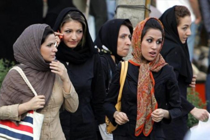 Unas mujeres pasean por una calle de Teherán, la capital de Irán.