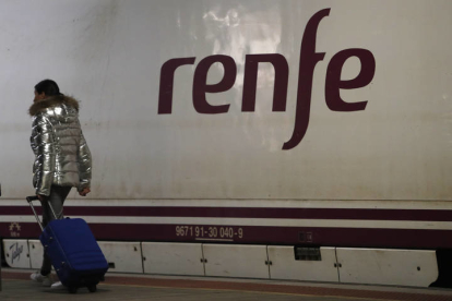 Una viajera se dispone a subir a uno de los trenes del 'cambiazo' de Renfe en el estación de León. JESÚS F. SALVADORES