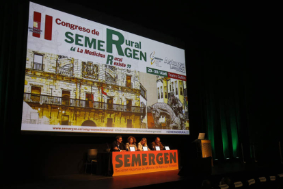 Una de las mesas del congreso de medicina rural de Semergen en el teatro Gullón. FERNANDO OTERO