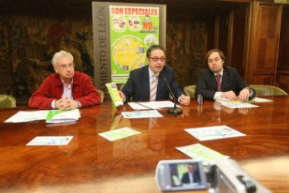 Chamorro, en el centro, presentó la campaña con un técnico de la concejalía