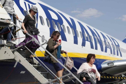 Unos pasajeros desembarcan de un vuelo de Ryanair.