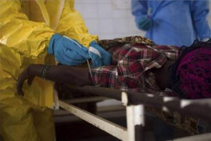 Análisis de sangre a una paciente de ébola  en el hospital de Kenema, Sierra Leone.