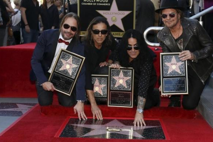 Los miembros de Maná, Sergio Vallín, Juan Calleros, Álex González y Fher Olvera, ante su estrella en el Paseo de la Fama de Hollywood.
