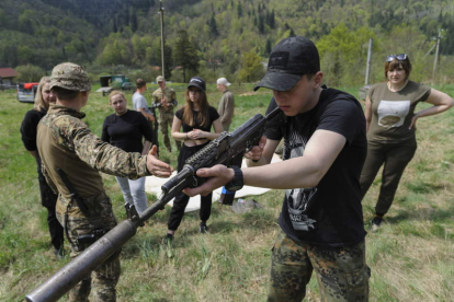 Los militares entrenan a civiles en el uso del armamento. MYKOLA TYS