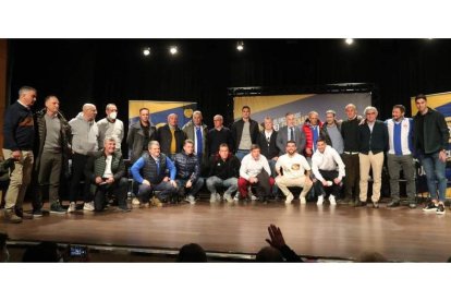 Un buen número de los jugadores, técnicos y dirigentes de la Deportiva de las temporadas 1986-1987 y 1987-1988 se dieron cita en la conferencia. ANA F. BARREDO