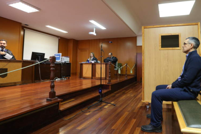 El catedrático Rubén García, sentado frente al magistrado que le acaba de condenar. ANA F. BARREDO