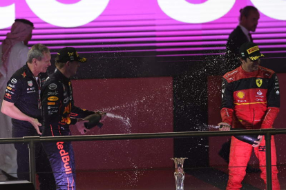 Verstappen y Carlos Sainz celebran su primer y tercer puesto en el GP de Arabia Saudí. STR