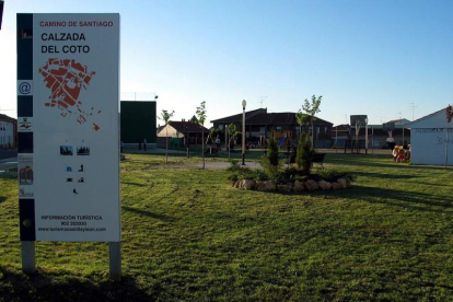 Cartel de bienvenida a Calzada del Coto, en Tierra de Campos.