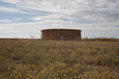 En las imágenes pueden verse algunos de los puntos más destacados de Gusendos, con una arquitectura popular y civil identificativa y un paisaje marcado por las grandes llanuras.