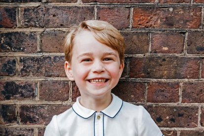 El príncipe Jorge posa sonriente en su quinto cumpleaños.