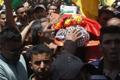 La familia y vecinos de una de las víctimas palestina llevan su cuerpo al cementerio. ALAA BADARNEH