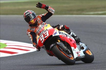 El piloto español de Moto GP Marc Márquez, del equipo Repsol Honda, saluda al público.
