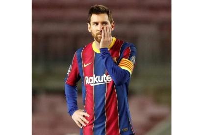 Leo Messi, tras encajar el Barcelona el gol del empate frente al Cádiz en el Camp Nou. ALBERTO ESTÉVEZ
