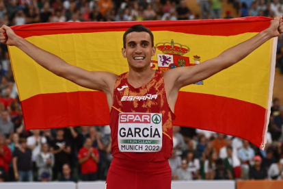 Mariano García celebra su triunfo en los 800 metros. BRUNA