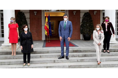 Pedro Sánchez y las cuatro vicepresidentas del Gobierno posan ayer en la Moncloa tras la remodelación del gabinete. KIKO HUESCA