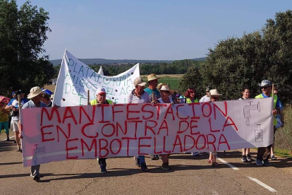 Cabeza de la manifestación que tuvo lugar ayer entre Felechares y Castrocalbón. DL
