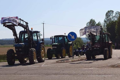 Los tractores también se sumaron a la protesta de ayer contra la embotelladora. DL