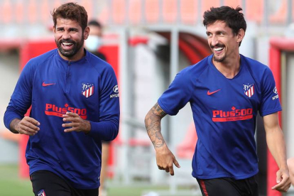 Los jugadores del Atlético de Madrid, Diego Costa (i) y Stefan Savic (d), durante el entrenamiento