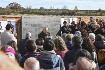 El cementerio de Villadangos vivió este sábado un cambio histórico con la inauguración de la placa que recuerda a las víctimas fusiladas en 1936 en sus montes. EFE / J. CASARES