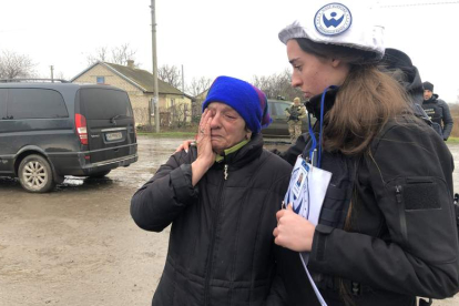 Kryl Lybov llora mientras presta testimonio a una voluntaria de West Support en Kyselivka. GERVASIO SÁNCHEZ
