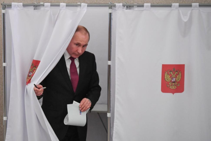 Vladimir Putin se dispone a depositar su voto en las elecciones presidenciales rusas.
