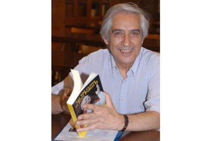 Imagen de archivo de José Antonio Carro Celada con el libro de Eloy García en las manos.