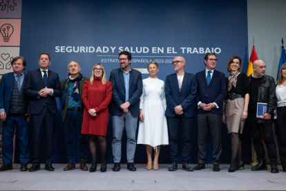 La ministra Yolanda Díaz con los agentes sociales. FERNANDO VILLAR