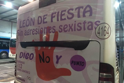Un autobús urbano, con uno de los carteles de la campaña