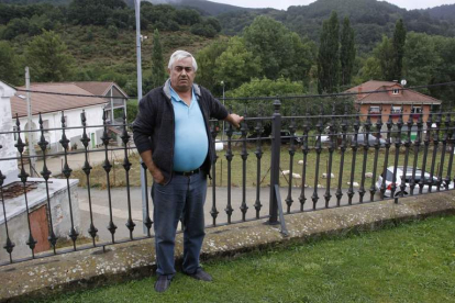 José Rodríguez, representante de los propietarios de fincas rurales en su casa de Prioro. CAMPOS