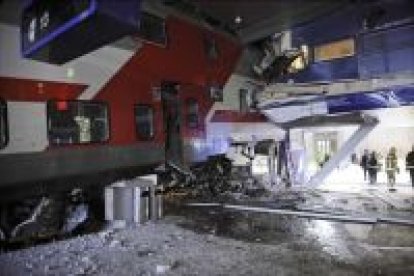 Un tren colisiona contra un hotel en Helsinki