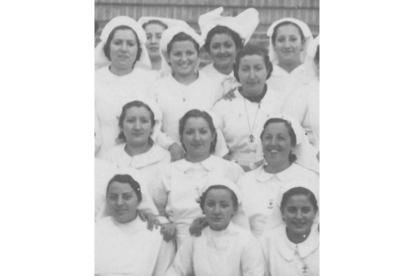 Ejerciendo de enfermera en el Seminario Mayor durante la Guerra Civil (en el centro, segunda fila).