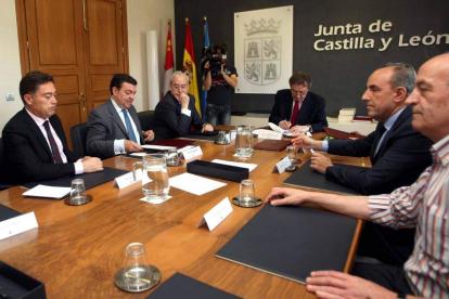Marcos Martínez, a la izquierda, durante la firma con el consejero de Presidencia.