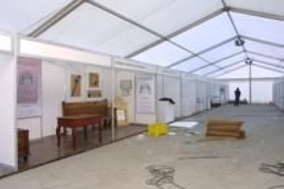 La feria agroalimentaria ocupa 450 metros cuadrados en una carpa instalada en la plaza Santa Bárbara