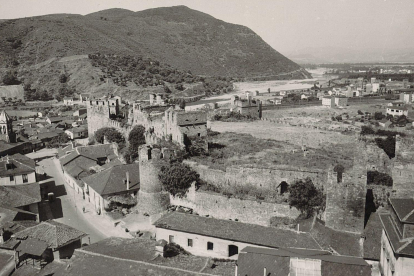 El Archivo Histórico Municipal de Ponferrada recupera fotos de las viviendas que durante décadas estuvieron adosadas a la fortaleza en la calle Gil y Carrasco y Tras la Cava.