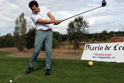 Uno de los jugadores que ayer participó en el XIV Pro Am de Diario de León toma distancia antes de golpear una bola en el campo del León Club de Golf.
