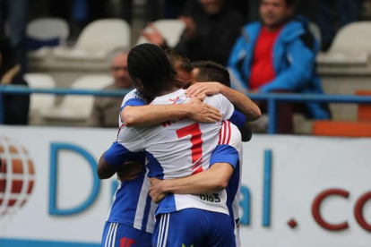 Jébor abraza a Acorán, que en el minuto 70 conseguía el único gol del partido.
