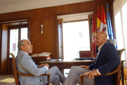 El alcalde de león, José ANtonio Diez (derecha) en su entrevista en el Ayuntamiento de San Marcelo con nuevo gerente de operaciones de Renfe en Castilla y León, Teodomiro González.