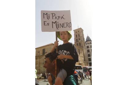 Hijo con su padre  minero en León durante  la III Marcha Minera. JESÚS F SALVADORES