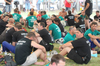 Mineros comiendo y descansando durante la III Marcha Minera.  NOBERTO