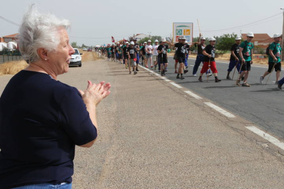 Señora aplaudiendo a los mineros durante la III Marcha Minera. NOBERTO