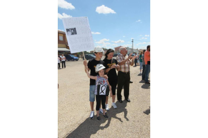 Gente animando a los mineros durante la III Marcha Minera. NOBERTO